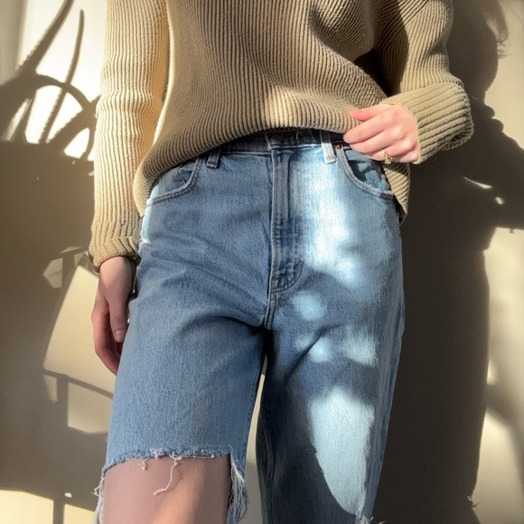 Abercrombie & Fitch Light Wash Distressed Jeans - Picture 2 of 9